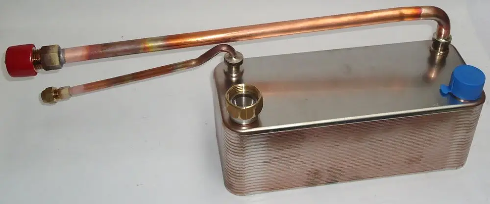 Kupferner Plattenwärmetauscher mit zwei Anschlüssen und Ablassventil. Geeignet für Daikin Anwendungen, horizontal montierbar.